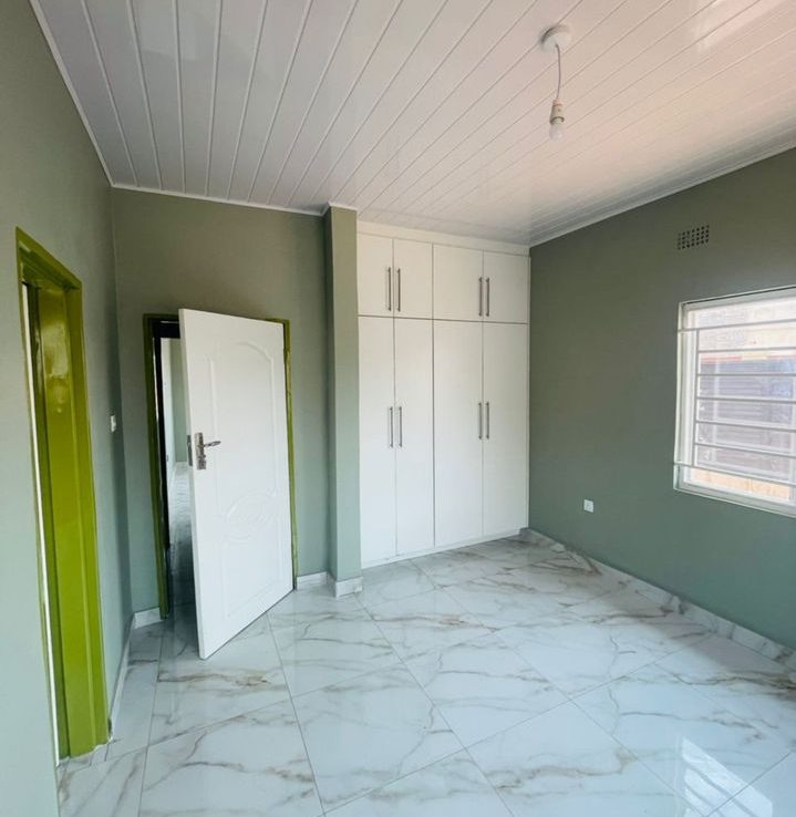 Masterbedroom Self Contained House fitted with Kitchen units/Bedroom